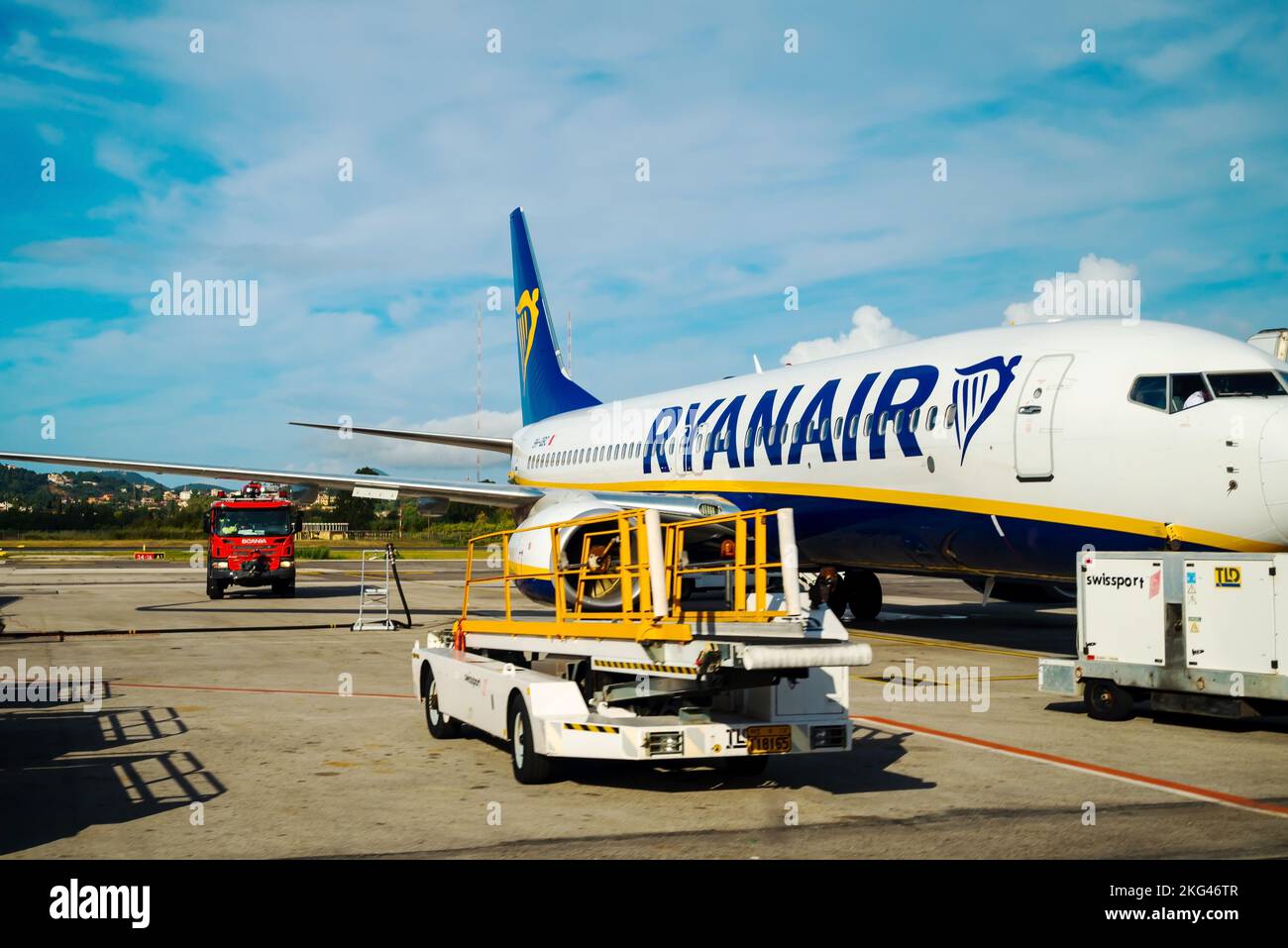 Kerkyra, Grecia - 09 29 2022: Vista dell'aeroporto di Corfù sul piano blu di Ryanair. Parcheggio per gli aerei, l'aereo viene controllato prima di Takeoff, contro Foto Stock
