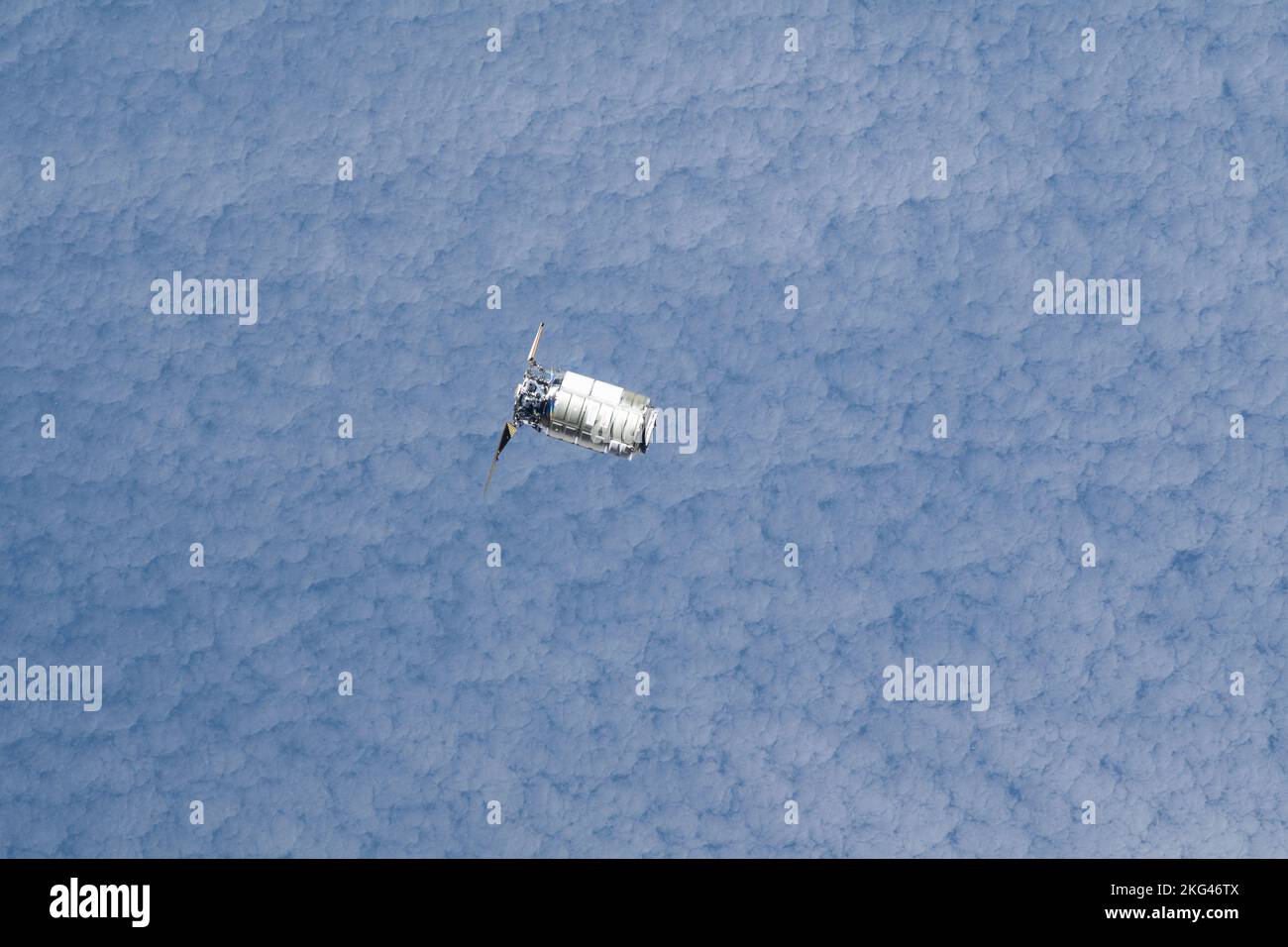 . Iss068e021134 (Nov. 9, 2022) --- il Northrop Grumman Cygnus Space Freighter si avvicina alla Stazione spaziale Internazionale, poiché entrambe le navicelle hanno orbitato 272 miglia sopra l'Oceano Indiano meridionale. Foto Stock