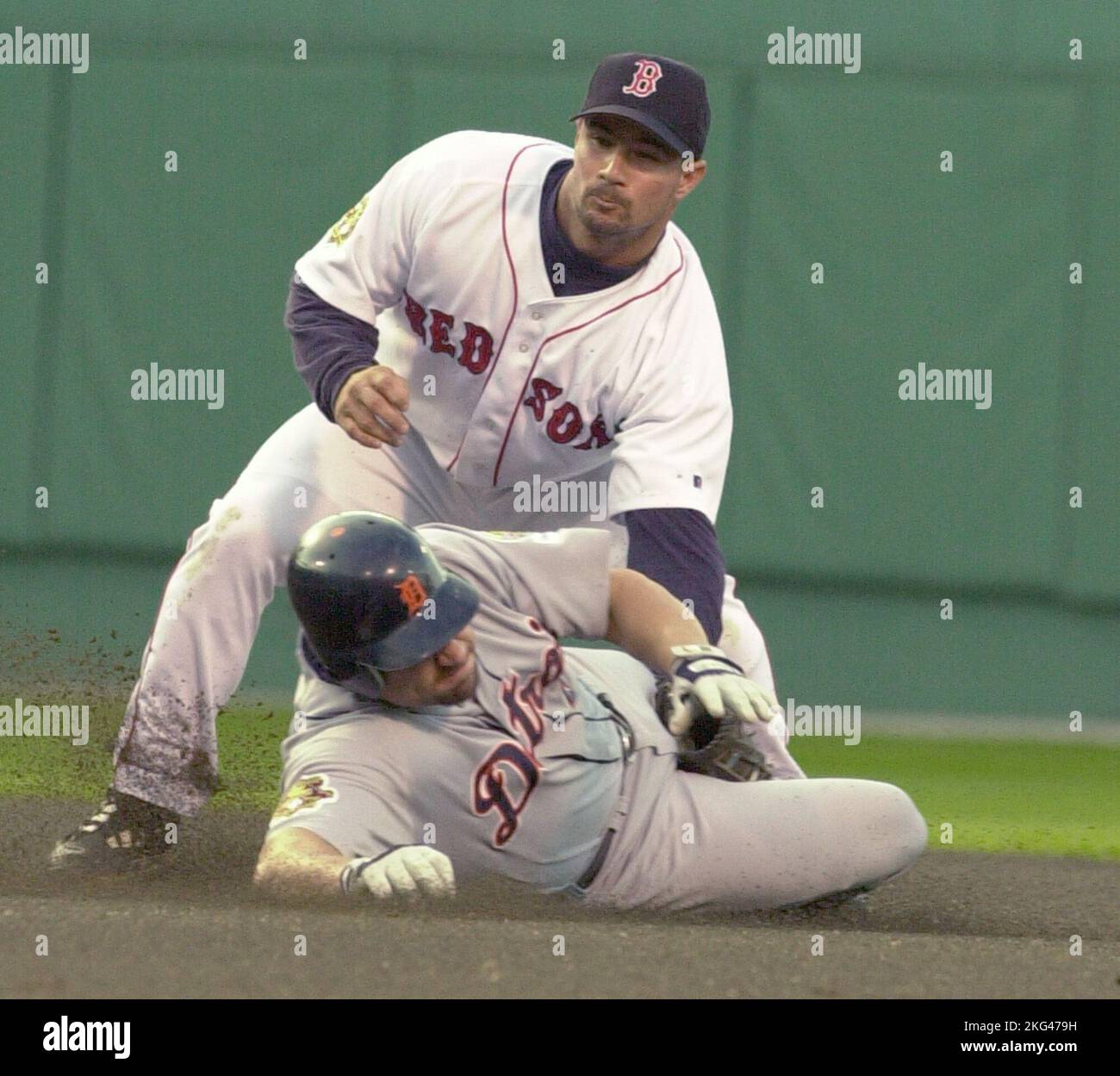 (06-07-2001-Boston,ma)Chris Stynes fa l'uscita su Bobby Higginson cercando di rubare 2nd base nel 1st inning (060701sox02-staff foto Bill belknap- Foto Stock