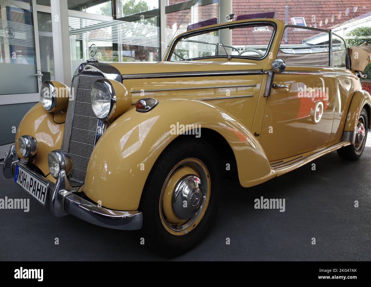 Itterbeck, Germania - Nov 1 2022 Una cabriolet Mercedes Benz 170 è in piedi in uno showroom. Questo modello è stato costruito tra il 1949 e il 1952 Foto Stock