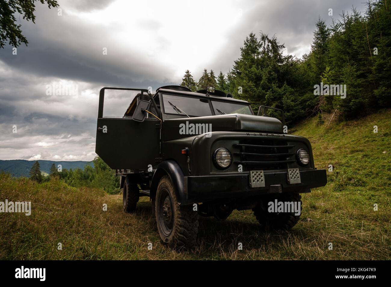 Primo piano di un veicolo militare d'epoca Hanomag offroad in una regione montuosa. Foto Stock