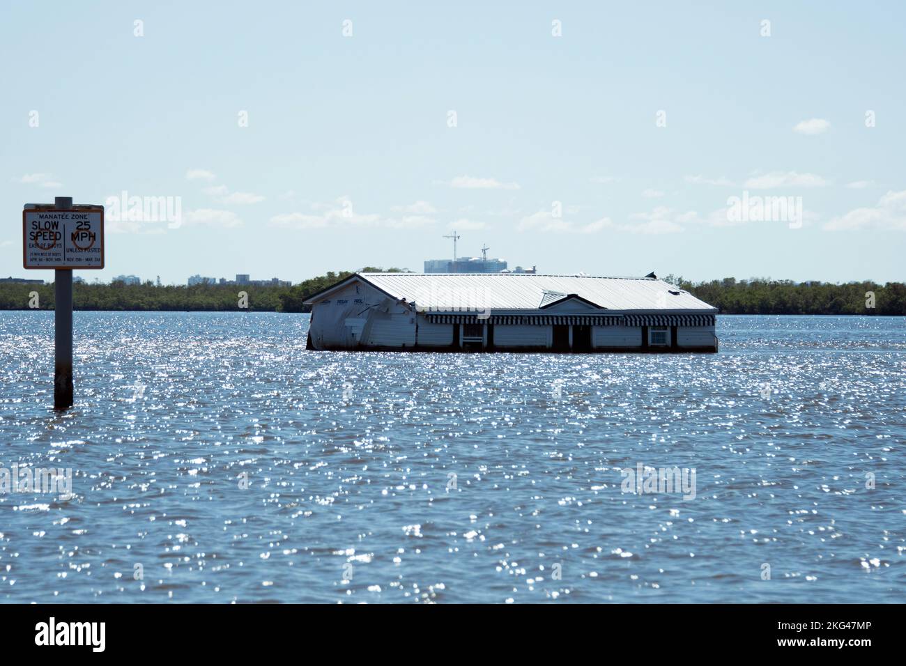 Una casa che si è conclusa a estero Bay dall'uragano Ian è visto a estero Bay, Florida, 28 ottobre 2022. (Foto guardia costiera di Petty Officer 1st Classe Lisa Ferdinando) Foto Stock