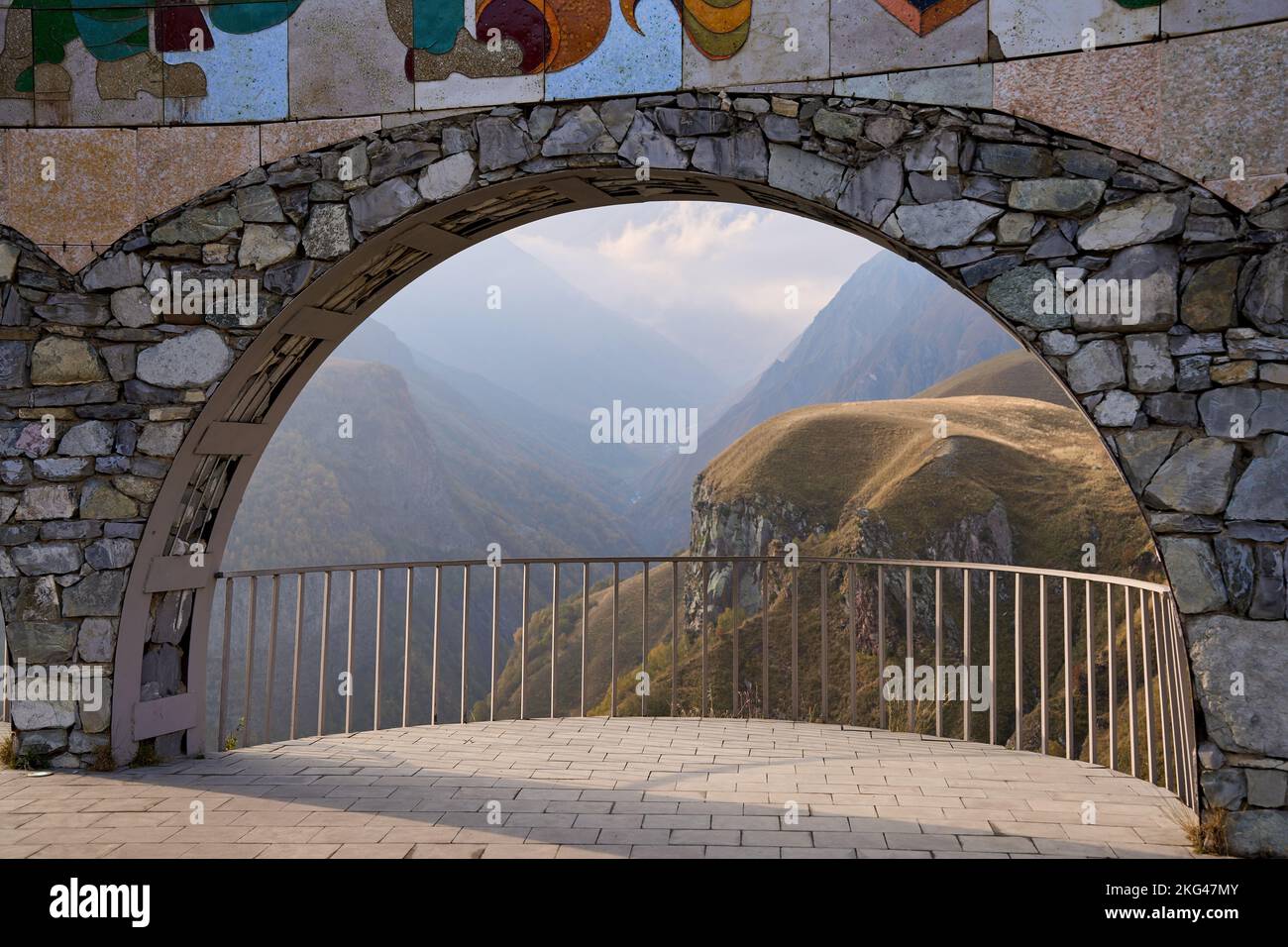 Denkmal der georgisch-russischen Freundschaft zum Vertrag von Georgijewsk, georgische Heerstraße, Mzcheta-Mtianeti, Großer Kaukasus, Georgien Foto Stock