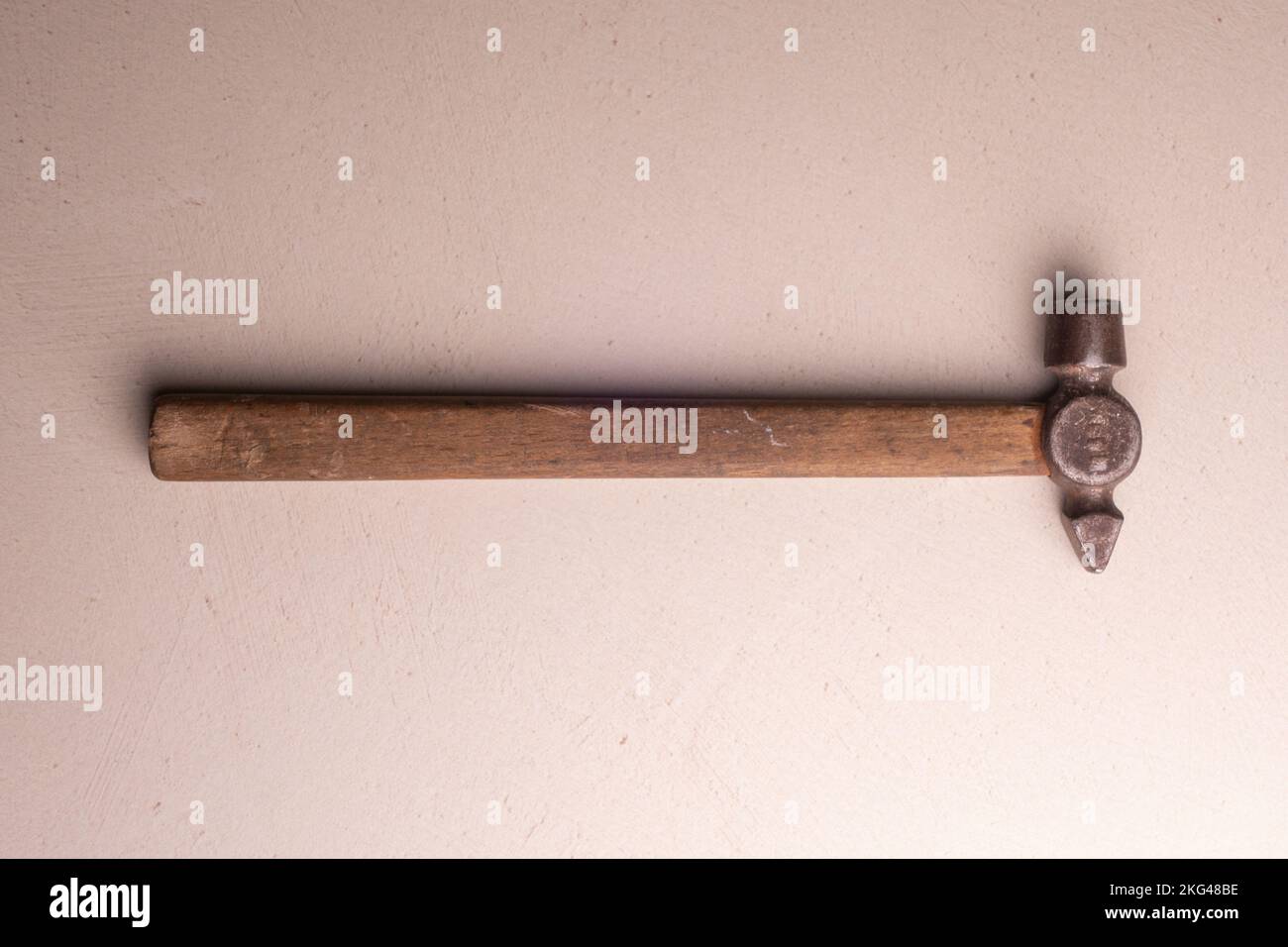 Martello di fabbro con manico in legno. Attrezzo manuale del falegname. Foto Stock