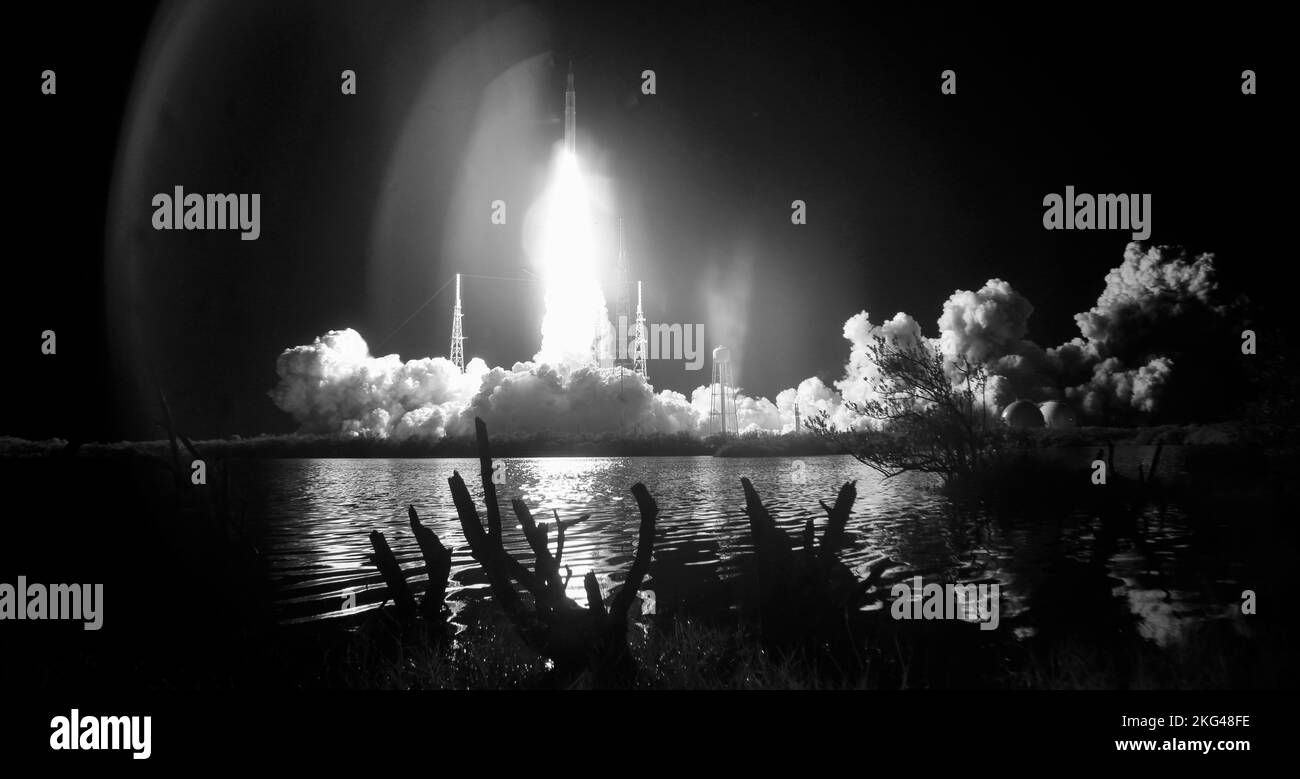 Artemis lancio. In questa immagine a infrarossi in bianco e nero, il razzo Space Launch System della NASA che porta la navicella spaziale Orion viene lanciato sul test di volo Artemis i, mercoledì 16 novembre 2022, dal Launch Complex 39B al Kennedy Space Center della NASA in Florida. La missione Artemis i della NASA è il primo test di volo integrato dei sistemi di esplorazione dello spazio profondo dell’agenzia: La navicella spaziale Orion, il razzo SLS (Space Launch System) e i sistemi di terra. SLS e Orion hanno lanciato alle 1:47:00 EST, dal Launch Pad 39B al Kennedy Space Center. Foto Stock