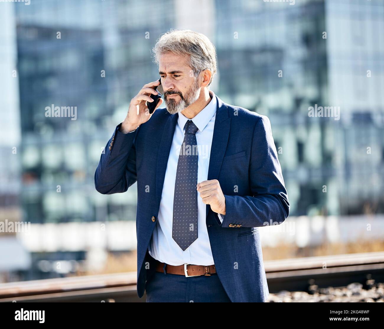 uomo d'affari costruzione di affari uomo esterno senior smartphone comunicazione telefono anziani ufficio aziendale Foto Stock