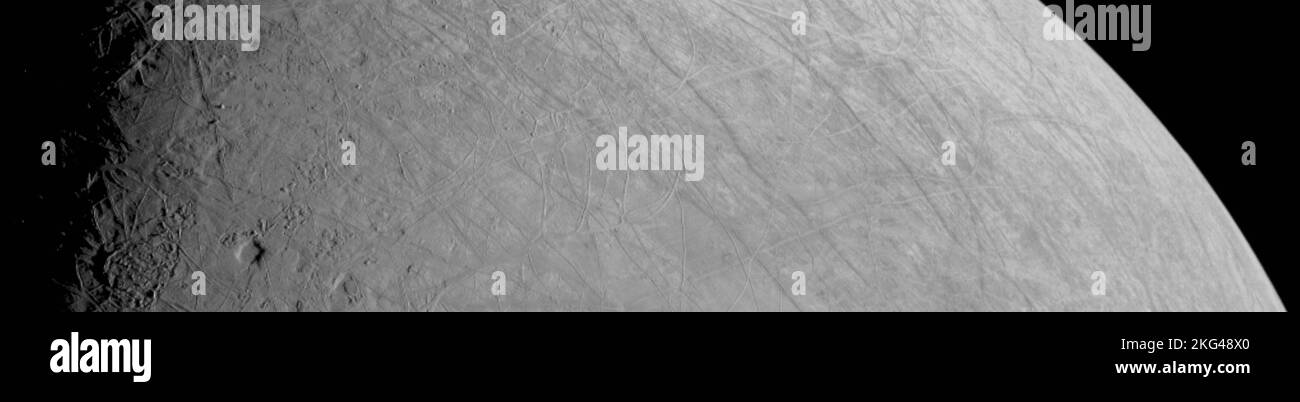 La navicella spaziale Juno della NASA ha catturato un'immagine dettagliata della superficie ghiacciata di Europa durante un volo ravvicinato il 29 settembre 2022, da una distanza di circa 219 miglia. L'immagine, scattata da JunoCam, rivela un terreno accidentato a nord dell'equatore con un forte contrasto di luce e ombre lungo il terminatore, fornendo la visione più vicina di Europa dalla missione Galileo nel 2000. Foto Stock