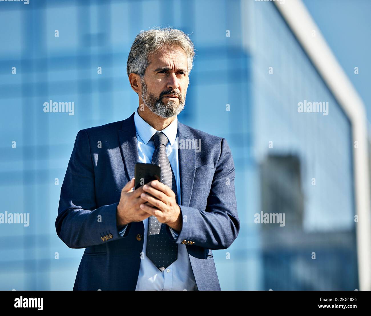 uomo d'affari costruzione di affari uomo esterno anziano telefono cellulare smartphone comunicazione telefono anziano messaggi sms Foto Stock