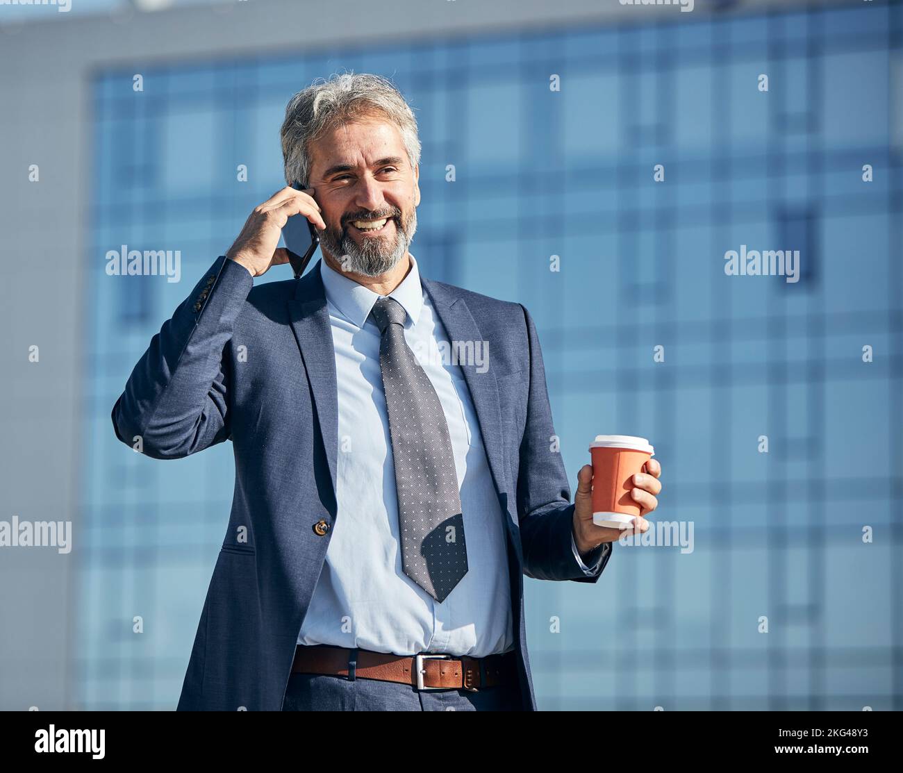 uomo d'affari costruzione di affari uomo esterno anziano smartphone comunicazione telefono anziano ufficio aziendale caffè da andare Foto Stock