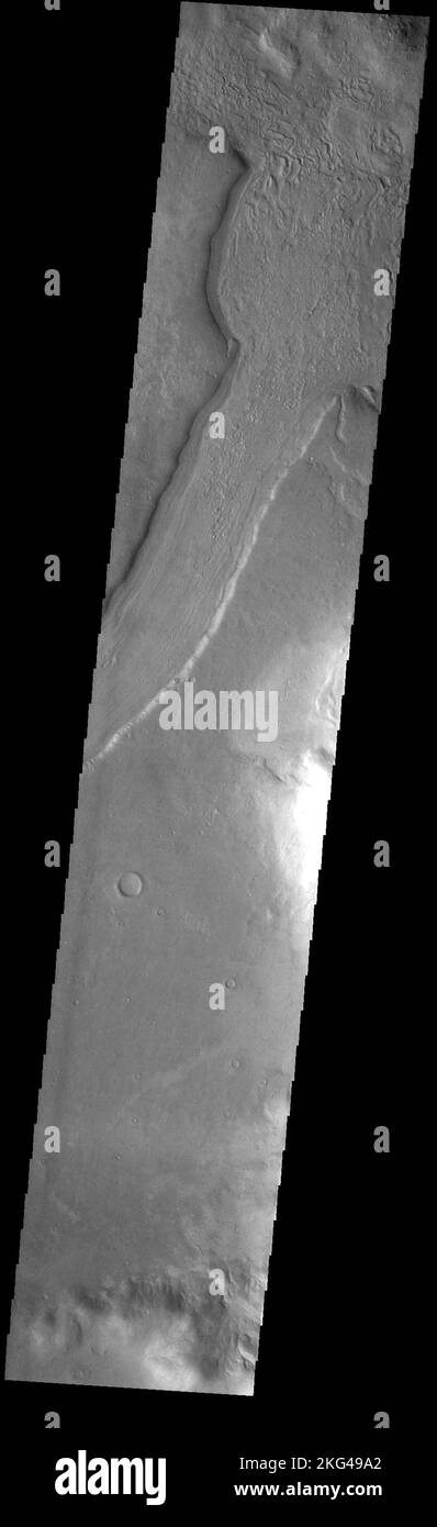 Reull Vallis. Questa immagine VIS mostra una breve sezione di Reull Vallis. Reull Vallis inizia a Promethei Terra e si svuota in Hellas Plainitia. Sul pavimento di questo canale sono presenti dei materiali rigati e scanalati. In altre sezioni del canale questi materiali sembrano deviare intorno agli ostacoli. Queste caratteristiche sono proposte come materiali ricchi di ghiaccio simili ai ghiacciai della Terra. Il Reull Vallis è lungo 1051km km (653 miglia). Orbita numero 91570 latitudine -41,1029 Longitudine 108,157 strumento VIS catturato 2022-08-06 03 34 Foto Stock
