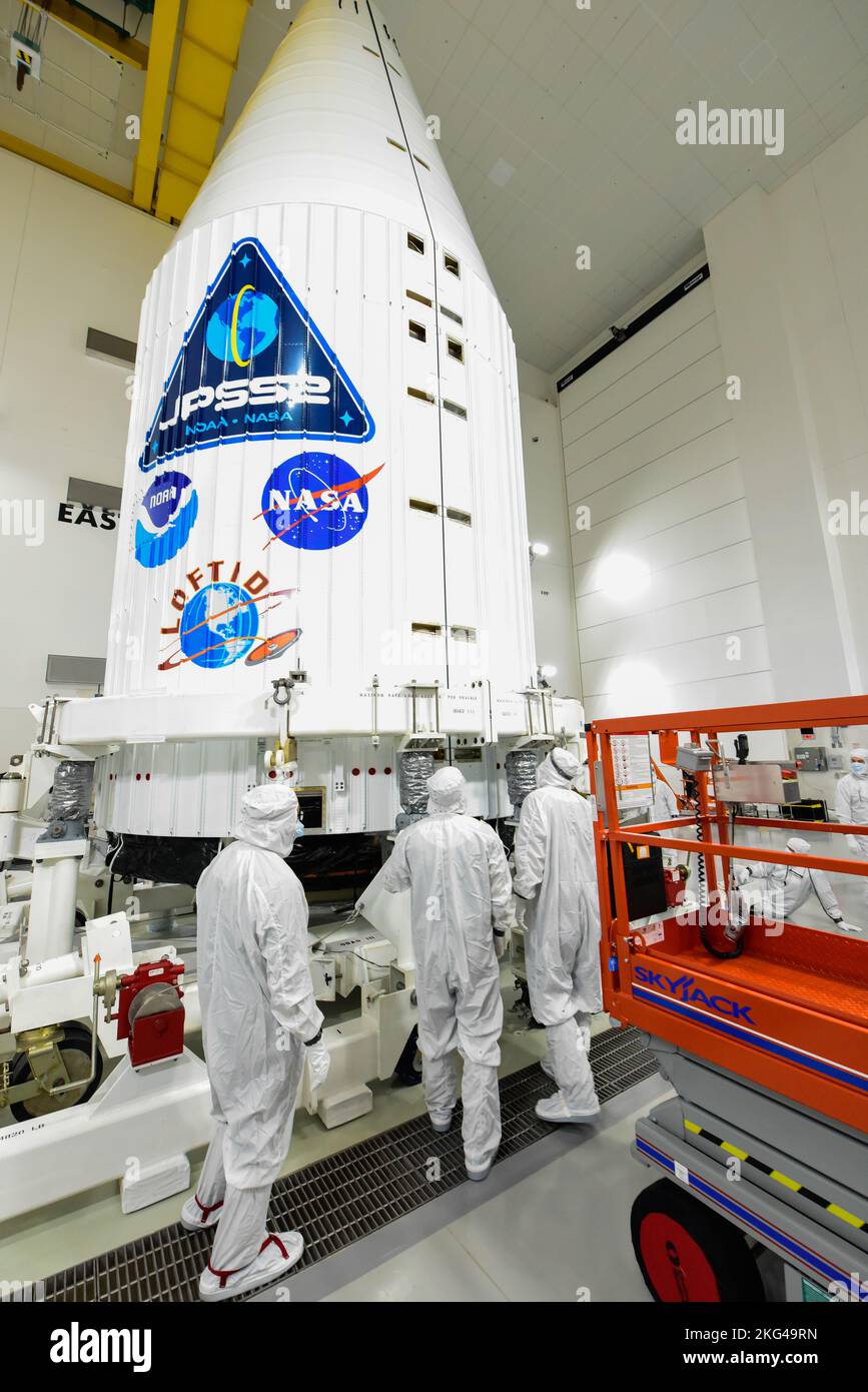 Il JPSS-2 è stato incapsulato nella carenatura del carico utile Atlas V presso l'Astrotech Space Operations, Vandenberg SFB, il 12 ottobre 2022, per il lancio del primo novembre dallo Space Launch Complex-3 come terzo satellite della serie Joint Polar satellite System. Foto Stock