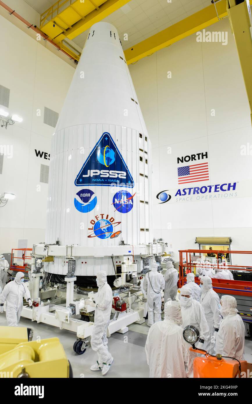 I tecnici hanno controllato il JPSS-2 all'interno della carenatura del carico utile Atlas V presso l'Astrotech Space Operations, Vandenberg SFB, per il suo lancio imminente il 1° novembre dallo Space Launch Complex-3. Foto Stock