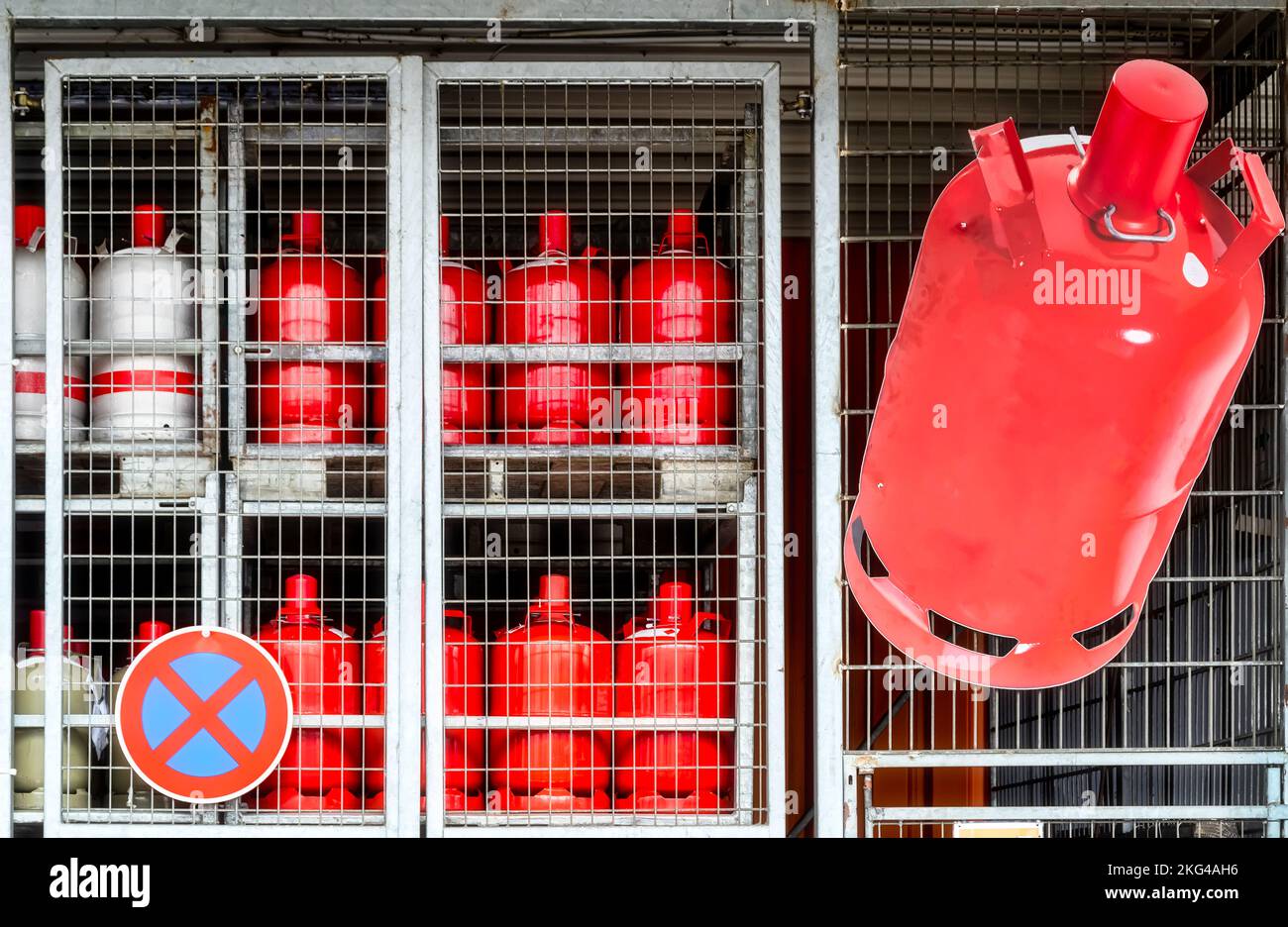 Crisi del gas. Bombole di gas immagazzinate in una gabbia. Bombole di gas bloccate dietro la griglia Foto Stock