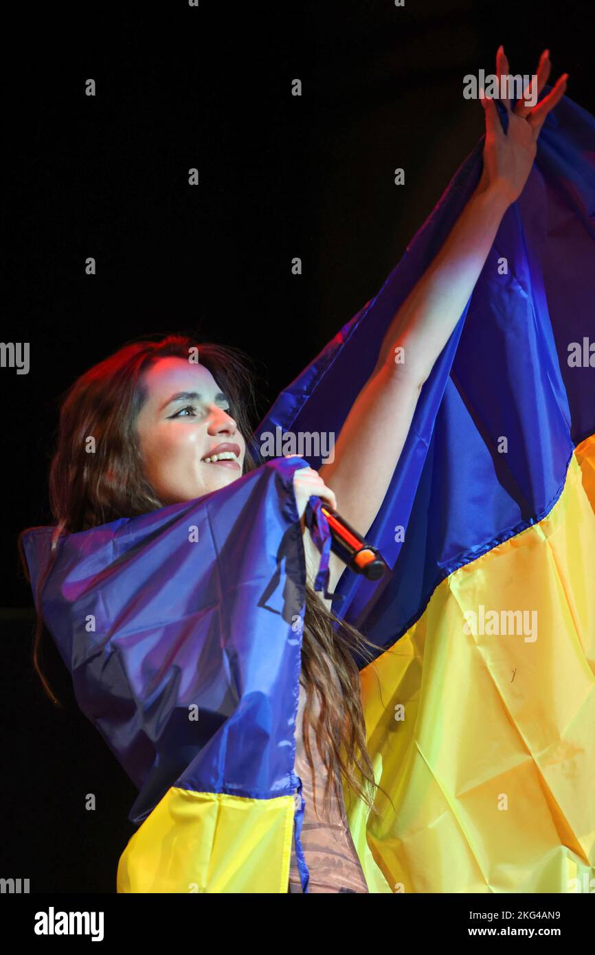 IVANO-FRANKIVSK, UCRAINA - 19 NOVEMBRE 2022 - la cantante Ucraina Khrystyna Soloviy ha suonato una bandiera Ucraina durante lo spettacolo Ukrainian Fury Foto Stock
