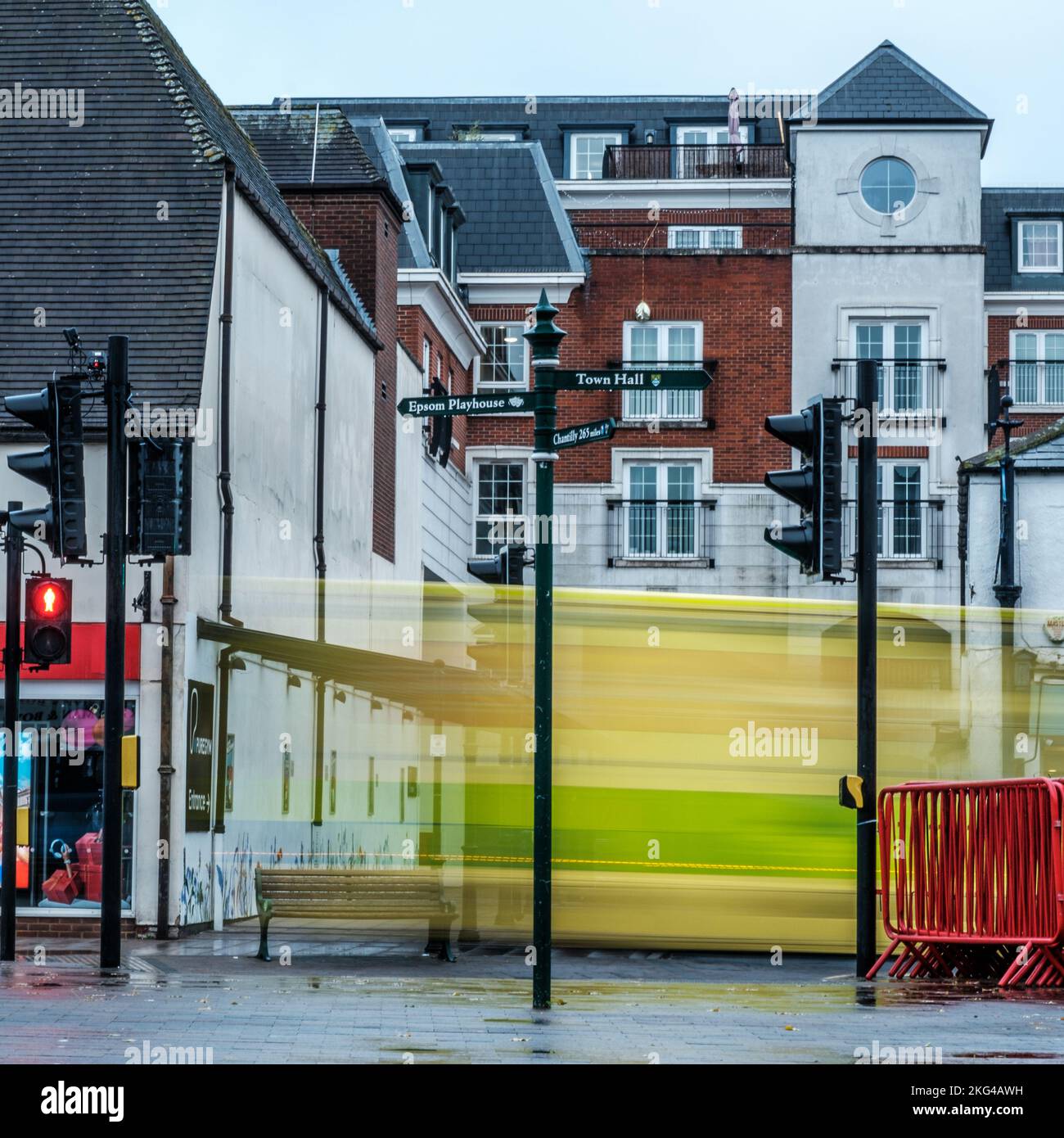 Epsom, Surrey, Londra, Regno Unito, novembre 20 2022, Ambulance Emergenct ad alta velocità offuscata contro Un esterno dell'edificio senza persone Foto Stock