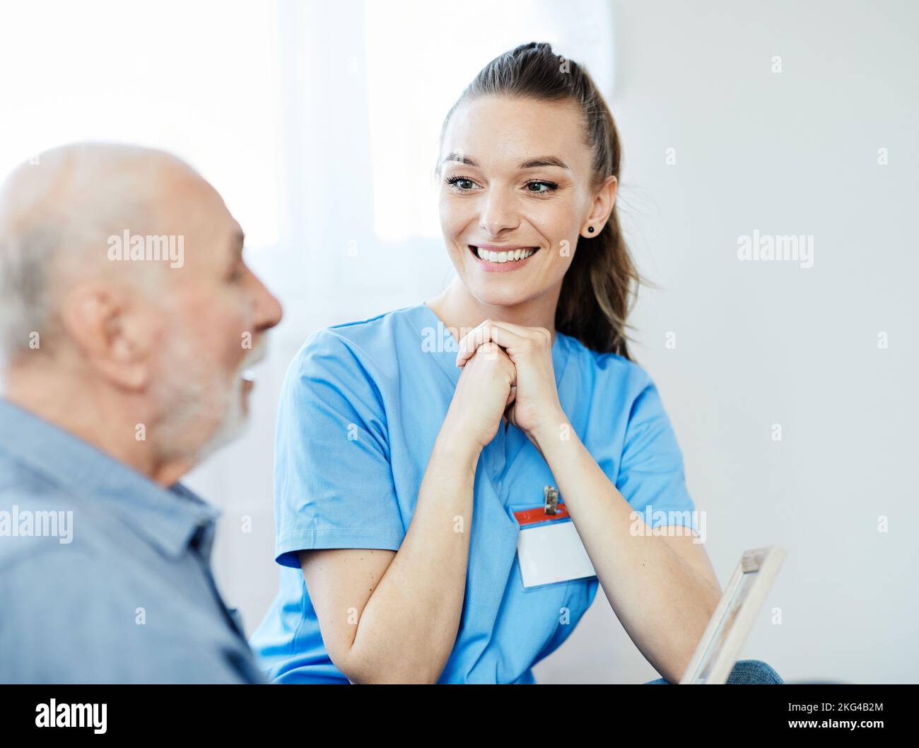 infermiera medico assistenza anziana aiuto assistenza pensionamento casa infermieristica anziano uomo Foto Stock