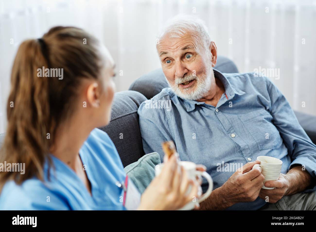 infermiera medico assistenza anziana aiuto assistenza pensionamento casa infermieristica anziano uomo Foto Stock