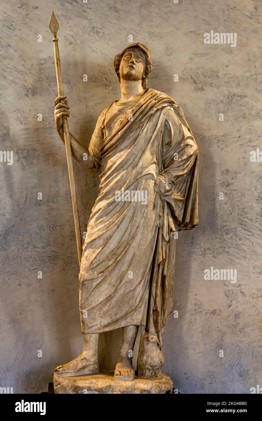 FIRENZE, ITALIA - 7 APRILE 2018: Statua di Atena dalla Galleria degli Uffizi a Firenze è uno dei musei più visitati d'Italia, con molto altro Foto Stock