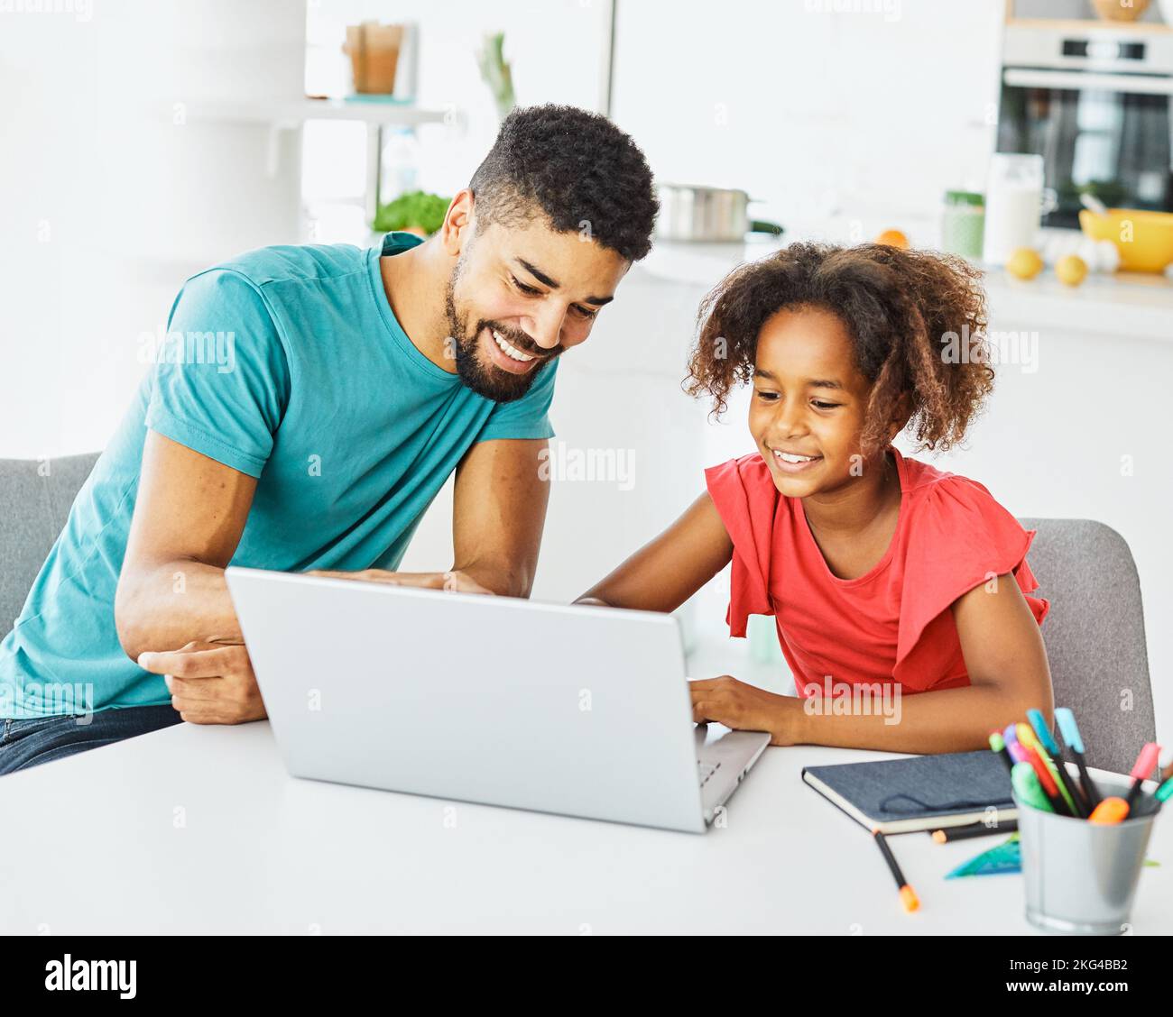 computer portatile computer istruzione padre figli figlia ragazza famiglia infanzia casa bambino genitore compiti classe attività Foto Stock
