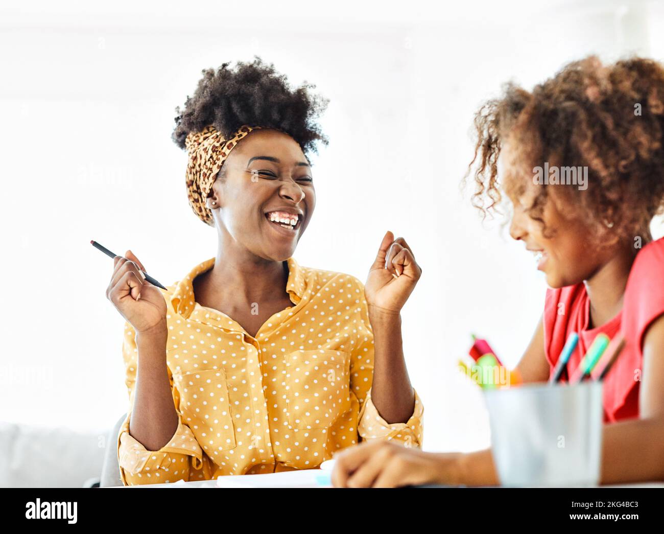 compiti di insegnamento istruzione madre figli figlia familiarità infanzia insegnante classe nero afroamericano Foto Stock