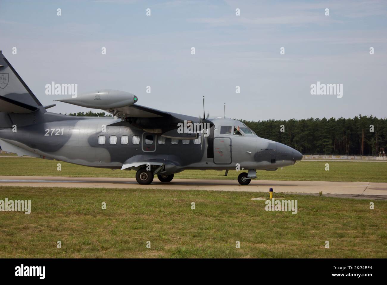 un aereo militare su uno spettacolo aereo slovacco con il pilota che si stacca la mano Foto Stock