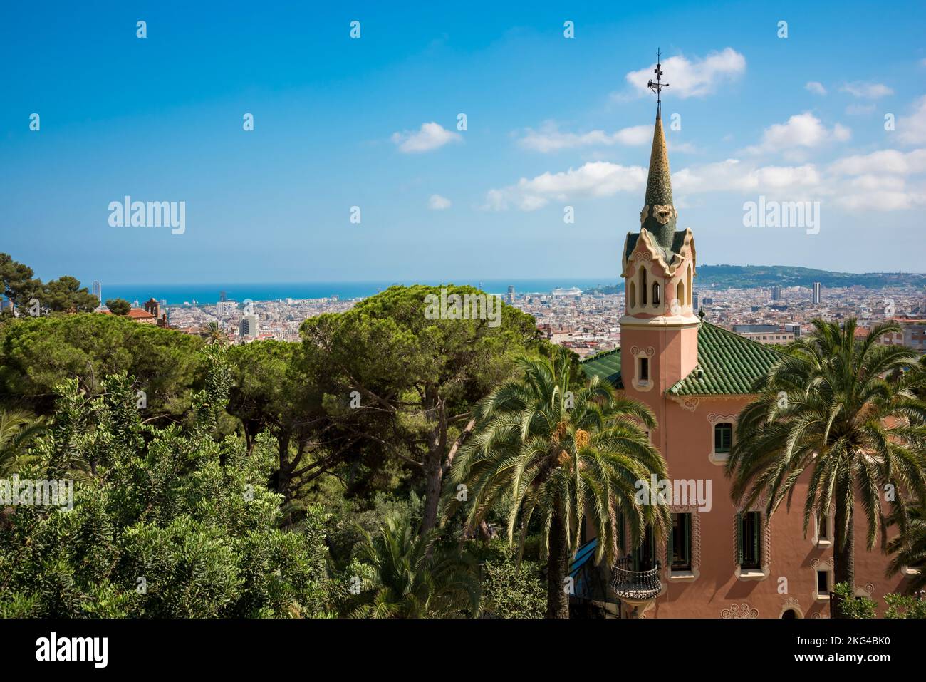 Vista della casa museo di Gaudi dal Parco Güell con Barcellona sullo sfondo e cielo blu, Spagna, destinazione di viaggio Foto Stock