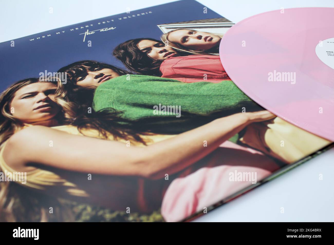 All girl indie rock band, The Aces, album musicale su disco LP con dischi in vinile. Intitolato When My Heart Felt Volcanic album cover Foto Stock