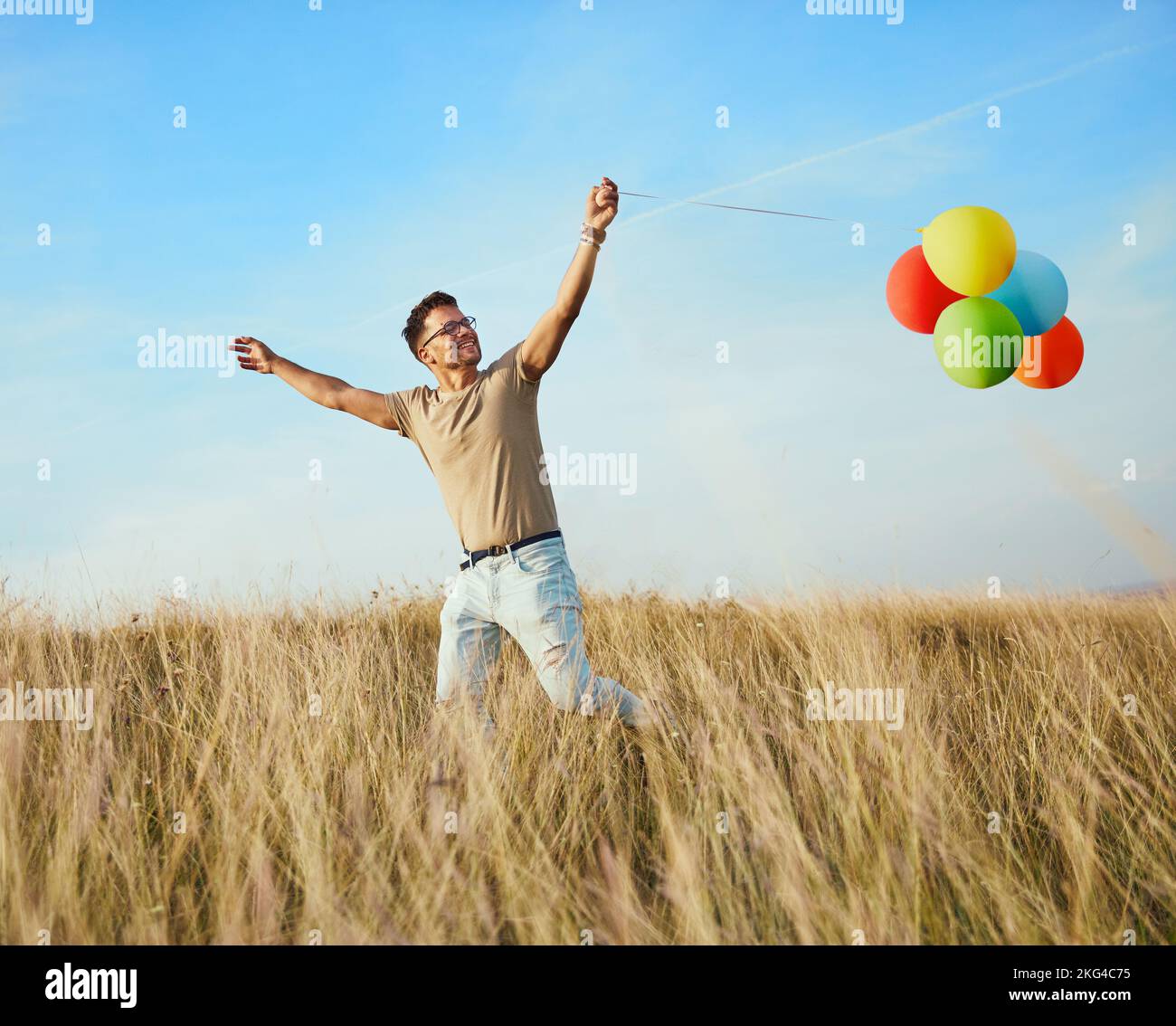 uomo estate divertimento lifestyle balloon all'aperto comunità campo gioia orgoglio lgbt eseguire cheerfu giocare felice libertà Foto Stock