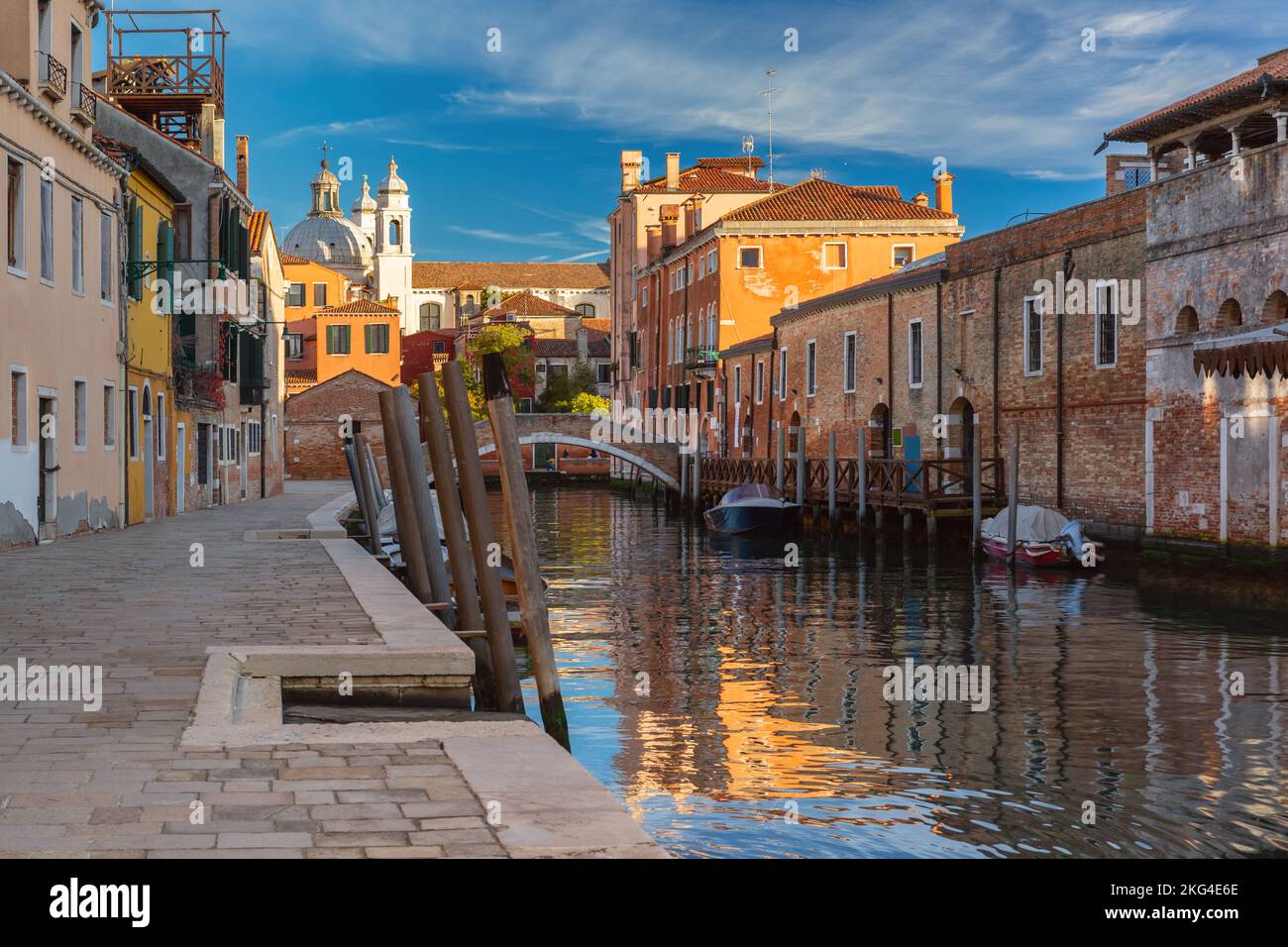 Tipico canale veneziano con ponte e chiesa al mattino presto, Dorsoduro, Venezia, Italia Foto Stock