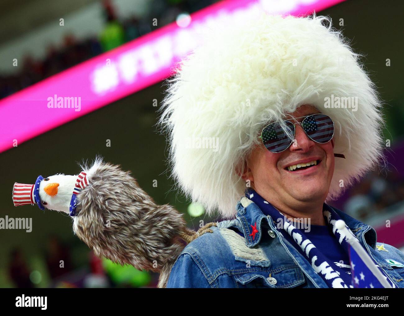 AR Rayyan, Qatar. AR Rayyan, Qatar. 21st Nov 2022. Calcio: Coppa del mondo, USA - Galles, turno preliminare, Gruppo B, Giornata 1, Ahmed bin Ali Stadium, un fan degli Stati Uniti che indossa un cappello bianco in pelliccia sintetica, porta la figura di un'aquila con un cappello sulla spalla prima dell'inizio della partita. Credit: Tom Weller/dpa/Alamy Live News Credit: dpa picture Alliance/Alamy Live News Foto Stock