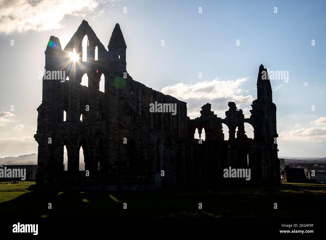 Vista delle rovine di Whitby Abbey, Whitby, North Yorkshire, Regno Unito Foto Stock