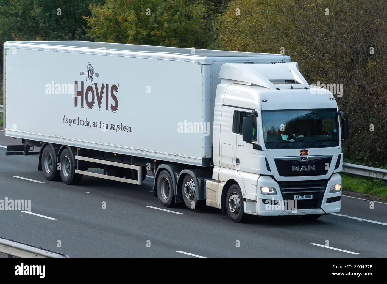 Hovis Bread camion HGV in viaggio sull'autostrada M3, Inghilterra, Regno Unito, con lo slogan "come buono oggi come è sempre stato" sul lato Foto Stock