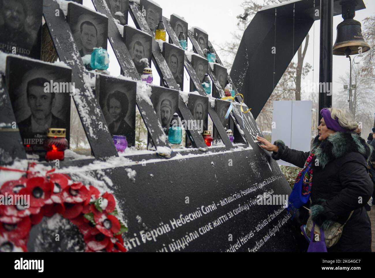 KYIV, UCRAINA - 21 NOVEMBRE 2022 - Una donna affronta il monumento commemorativo dei Celeste Cent Heroes durante un evento per rendere omaggio agli attivisti periti del Foto Stock