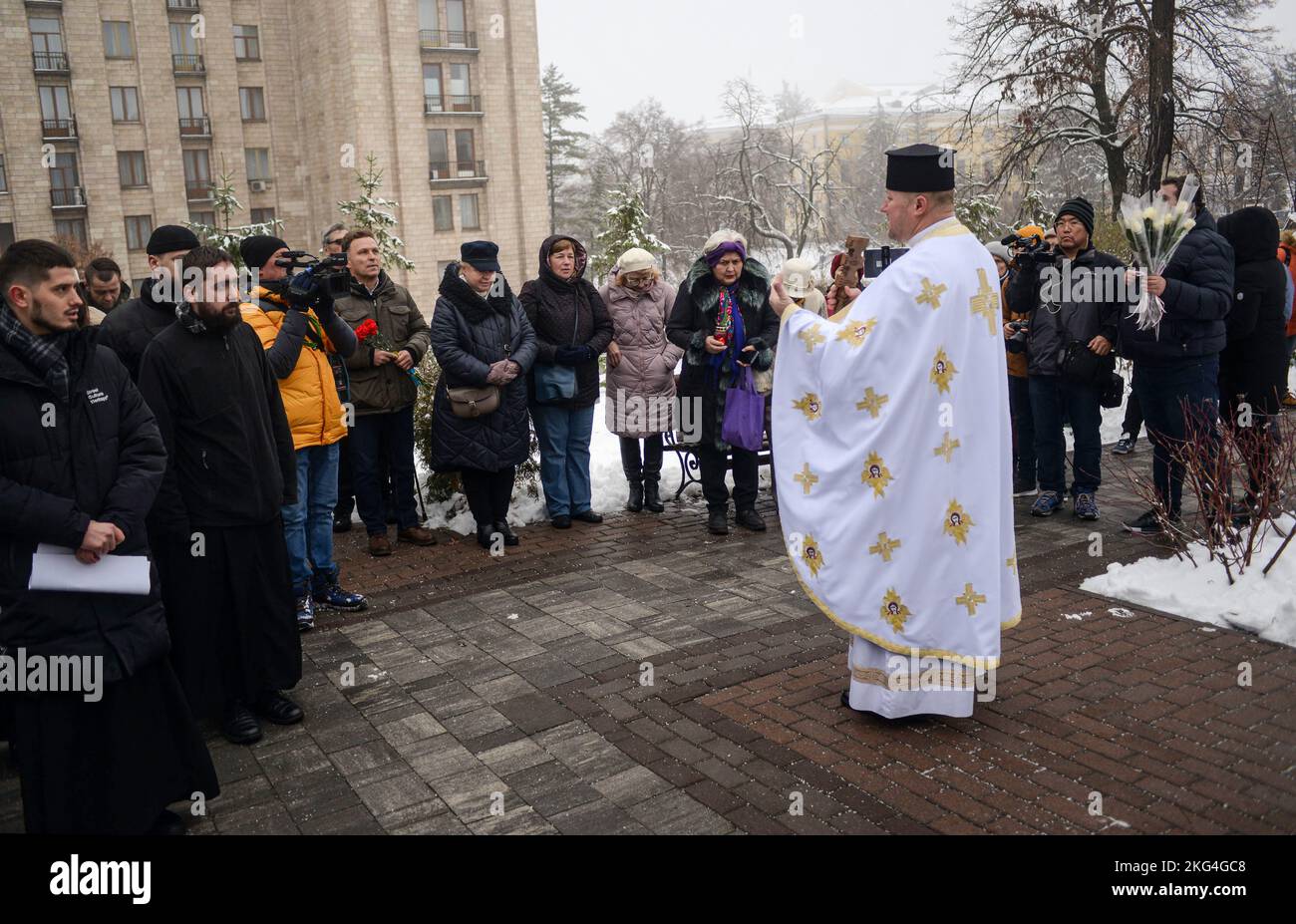 KYIV, UCRAINA - 21 NOVEMBRE 2022 - i sacerdoti conducono il servizio di preghiera interreligiosa per i Cent'Eroi Celeste presso la Chiesa Ecumenica di Archange Foto Stock