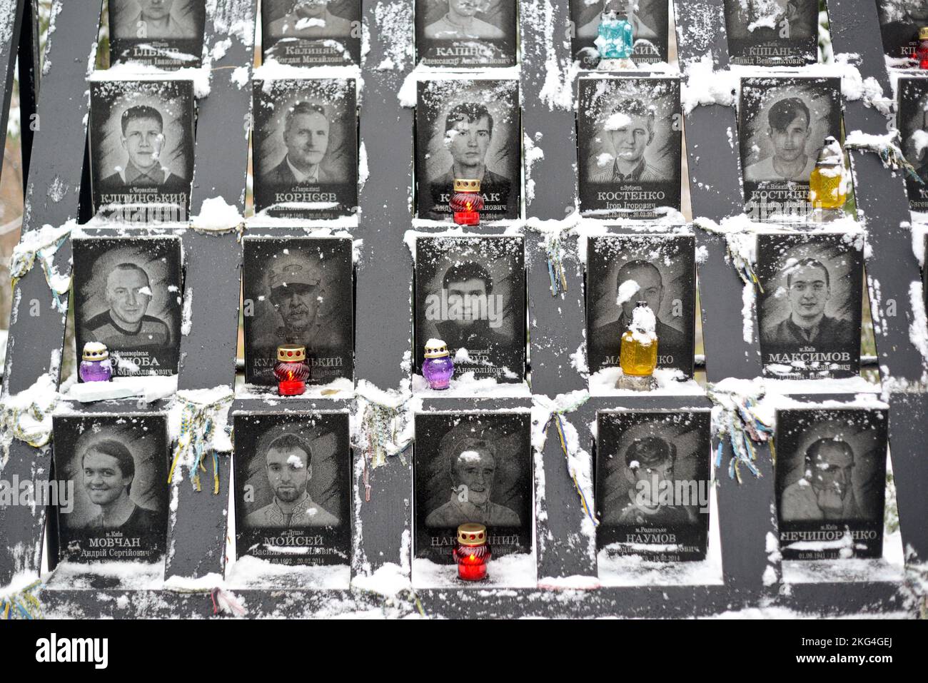 KIEV, UCRAINA - 21 NOVEMBRE 2022 - le lanterne di Vigil sono raffigurate ai ritratti dei cento Eroi Celeste durante un evento per rendere omaggio al Foto Stock