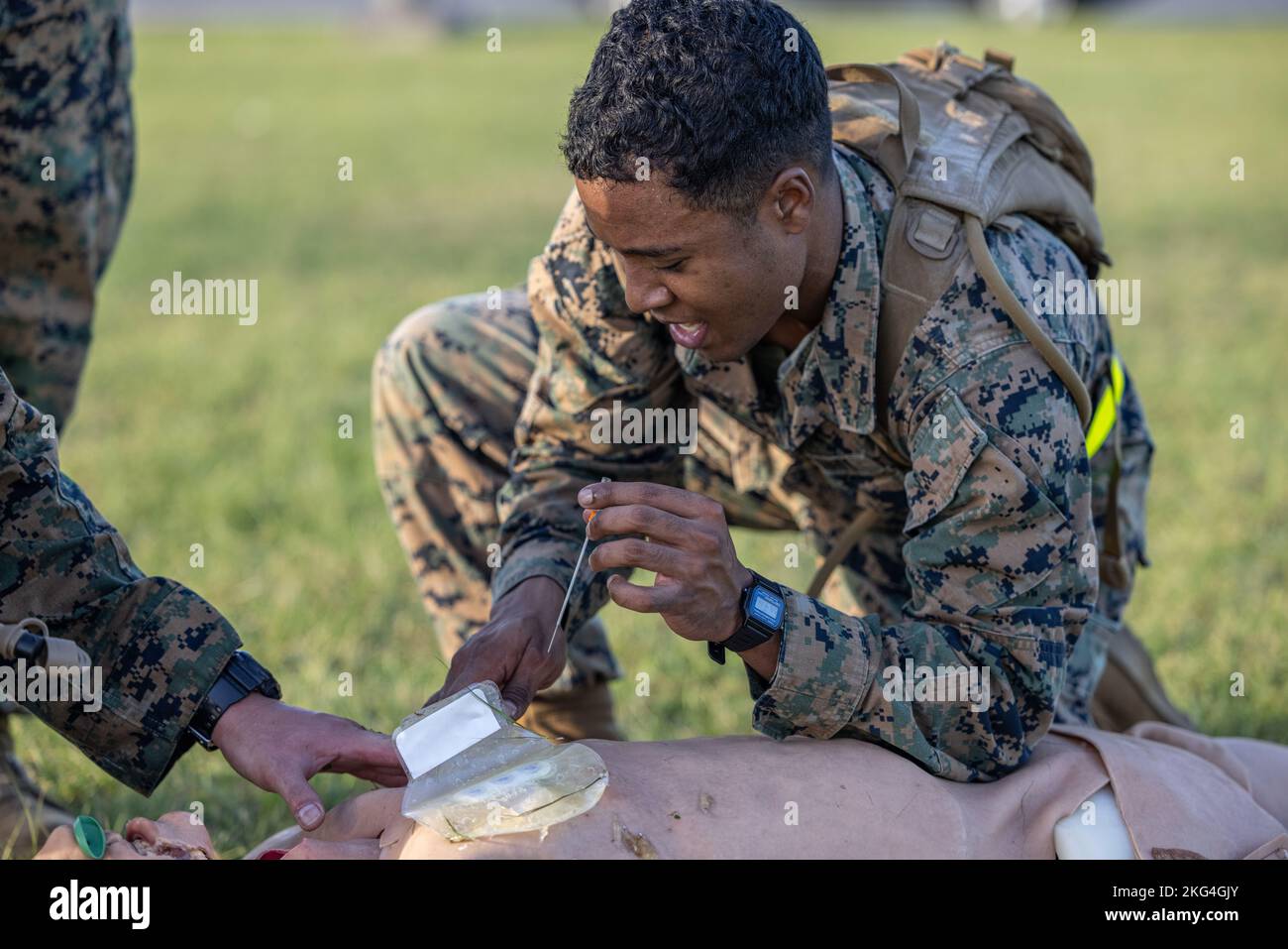 I Marines e i marinai degli Stati Uniti con 3rd Marine Logistics Group conducono le tecniche di salvataggio di vita di combattimento mentre competono nella tazza di Corpsman a Camp Foster, Okinawa, Giappone, 28 ottobre 2022. La Corpsman Cup è una sfida annuale di cinque eventi organizzata dal battaglione medico 3D, dove Marines e marinai costruiscono cameratismo e si esercitano in abilità salvavita essenziali. Foto Stock