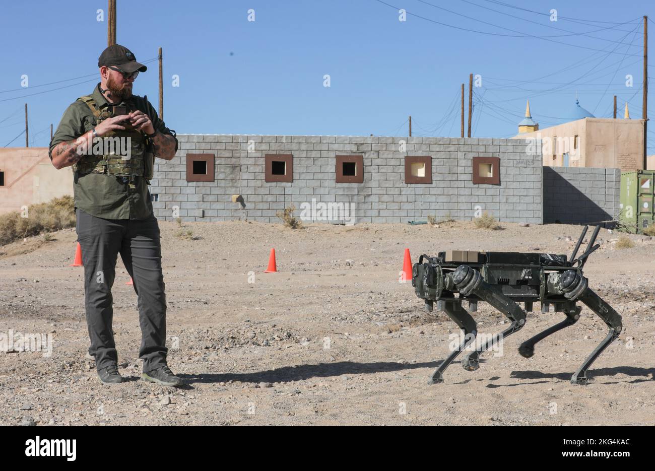 Un partner del settore Project Convergence 22 controlla un robot fantasma Vision 60 durante Project Convergence 22 a Fort Irwin, California, il 28 ottobre 2022. La sperimentazione sulla convergenza dei progetti 22 incorpora tecnologie e concetti di tutti i servizi e di partner multinazionali, anche nei settori dell'autonomia, della realtà aumentata, delle comunicazioni tattiche, della produzione avanzata, dei sistemi aerei senza equipaggio e degli incendi a lungo raggio. #ProjectConvergence,#ProjectConvergence2022,#PC22,#JointOperatio, Foto Stock
