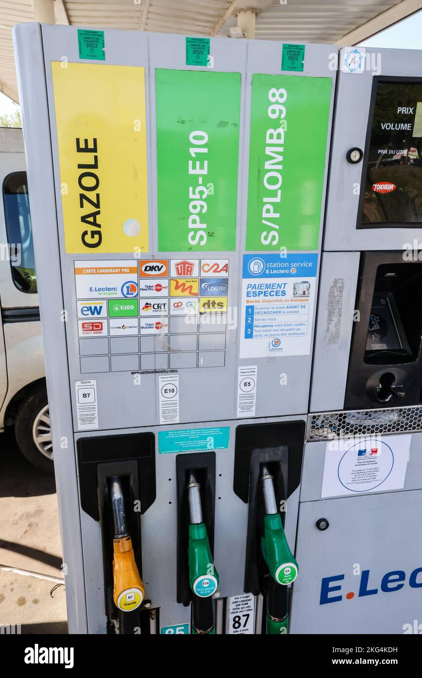 Fuelling,Mazda Bongo,van,vanlife,campervan,con,più economico,GPL,Autogas,carburante,in,Francia conosciuto come, GPL,AT,benzina,piazzale,,bisogni,locale,adattatore,Carcassonne,Aude,Occitanie,sud della Francia,Francia,francese,Europa,europea,agosto,estate, Foto Stock