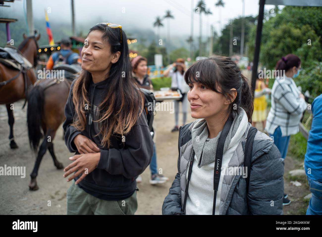 Salento, Quindio, Colombia - Giugno 6 2022: Giovane Donna Asiatica e Donna Latina vedere le palme da cera nella famosa Valle di Cocora Foto Stock