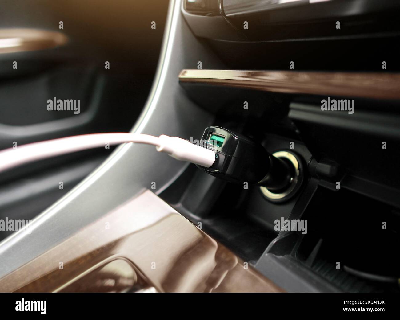 Caricabatterie per porta USB per smartphone in auto. Foto Stock
