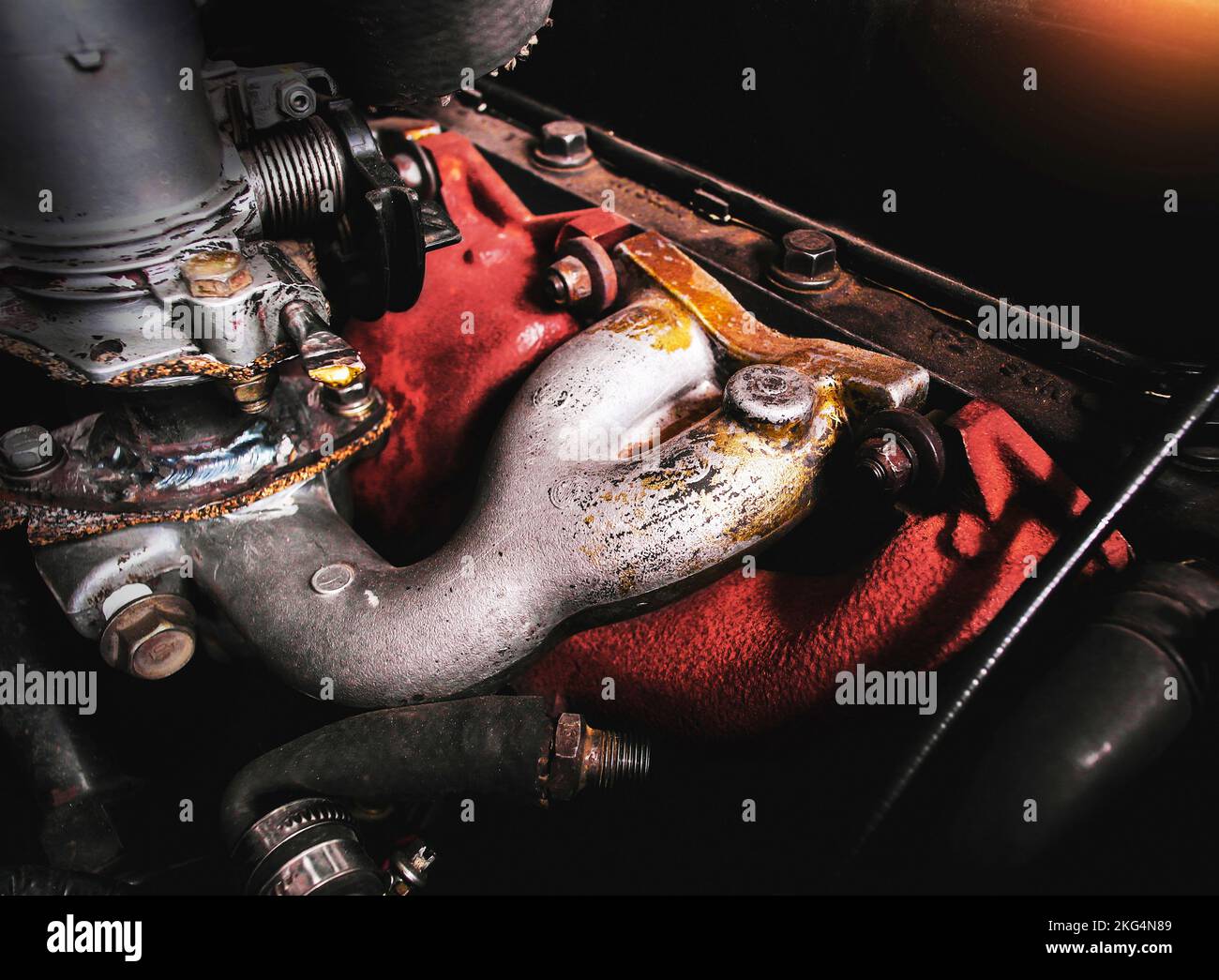 Collettore di aspirazione del sistema di aspirazione del motore nel vano motore. Foto Stock