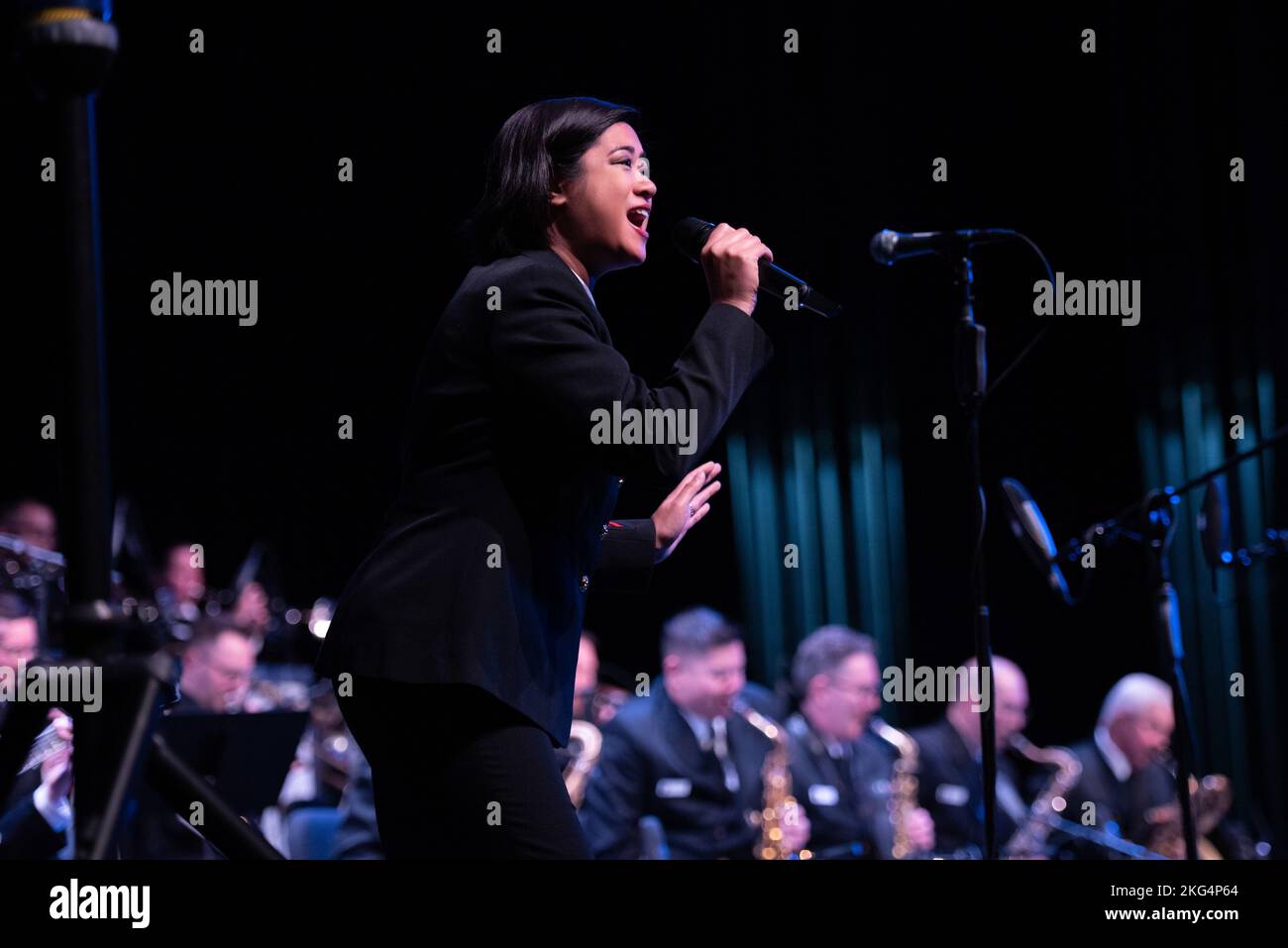 221027-N-PG545-1112, Tyler, Texas (ott 29, 2022) il musicista di classe 1st Kristine HSIA suona con la US Navy Band Commodores. I Commodores hanno tenuto diciassette concerti in cinque stati durante il loro tour di 22 giorni che collegò le comunità di tutta la nazione alla loro Marina. Foto Stock