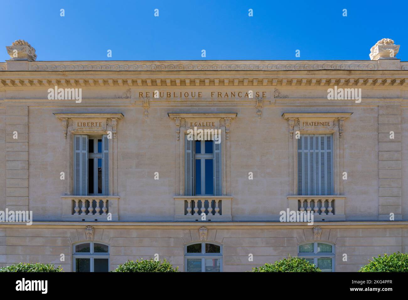 Libertà, uguaglianza, Fraternità: Il motto nazionale della Repubblica francese iscritto sulla facciata di un antico edificio pubblico a Montpellier, Francia Foto Stock