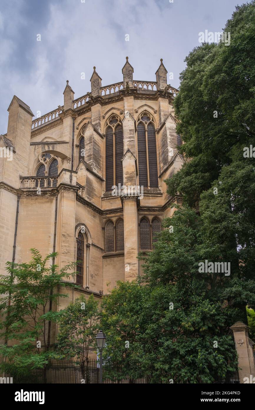 Vista panoramica dell'abside (sul retro) dell'antica cattedrale di San Pietro o di San Pietro, un punto di riferimento turistico della città di Montpellier, Francia Foto Stock