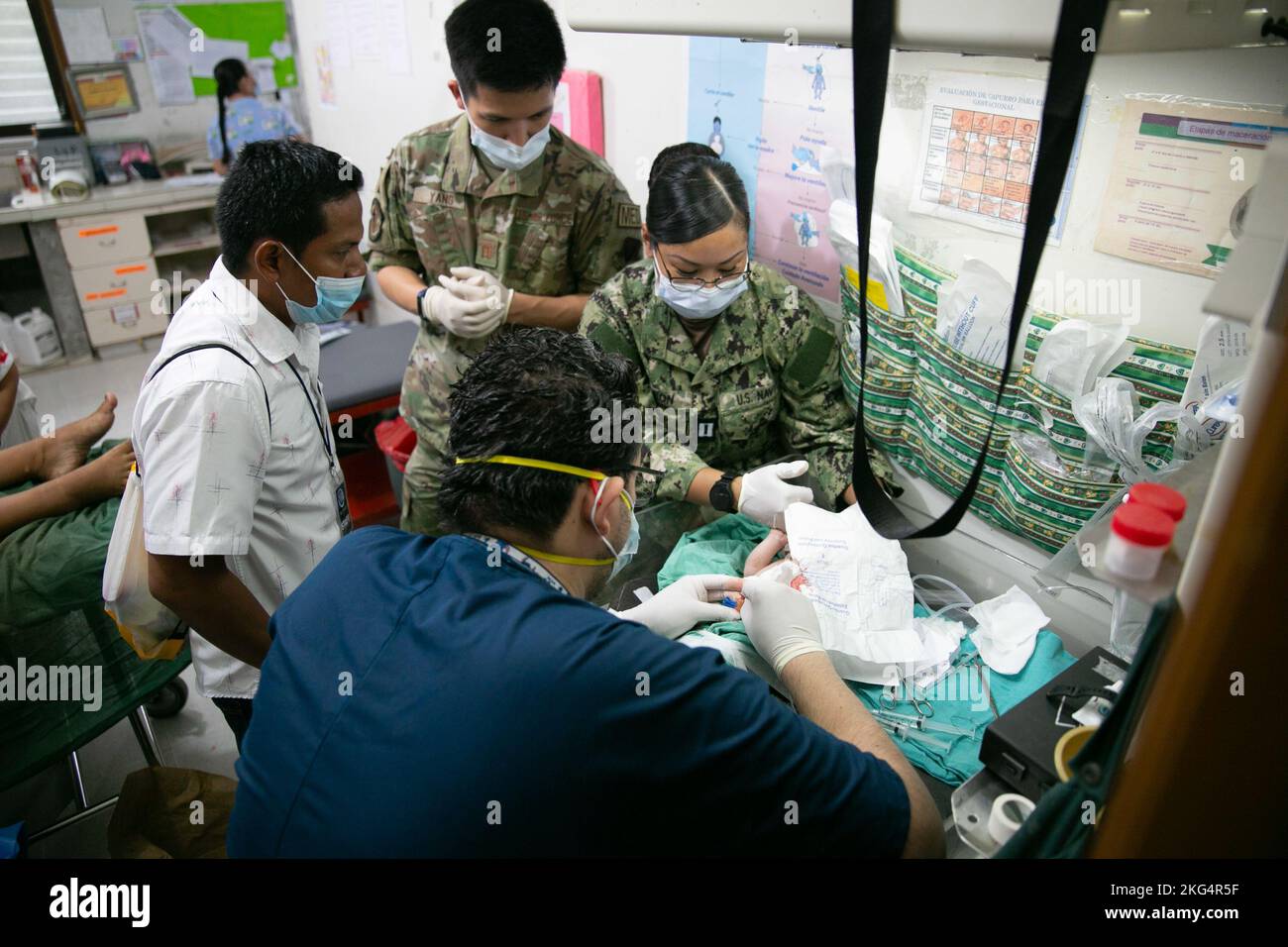 PUERTO BARRIOS, Guatemala (ottobre 29, 2022) il Lt. Bianca De Leon e il Capt. Timothy Yang, entrambi assegnati alla nave ospedaliera USNS Comfort (T-AH 20), esaminano un neonato di pochi minuti con infermiera ospedaliera presso l'Ospedale dell'amicizia Giappone/Guatemala 29 ottobre 2022. Comfort viene distribuito alla flotta degli Stati Uniti 4th a sostegno della promessa continua 2022, una missione di assistenza umanitaria e di buona volontà che conduce cure mediche dirette, cure veterinarie di spedizione e scambi di esperti in materia con cinque nazioni partner nei Caraibi, Centro e Sud America. (STATI UNITI Video marino di Sgt. Emily Kirk) Foto Stock