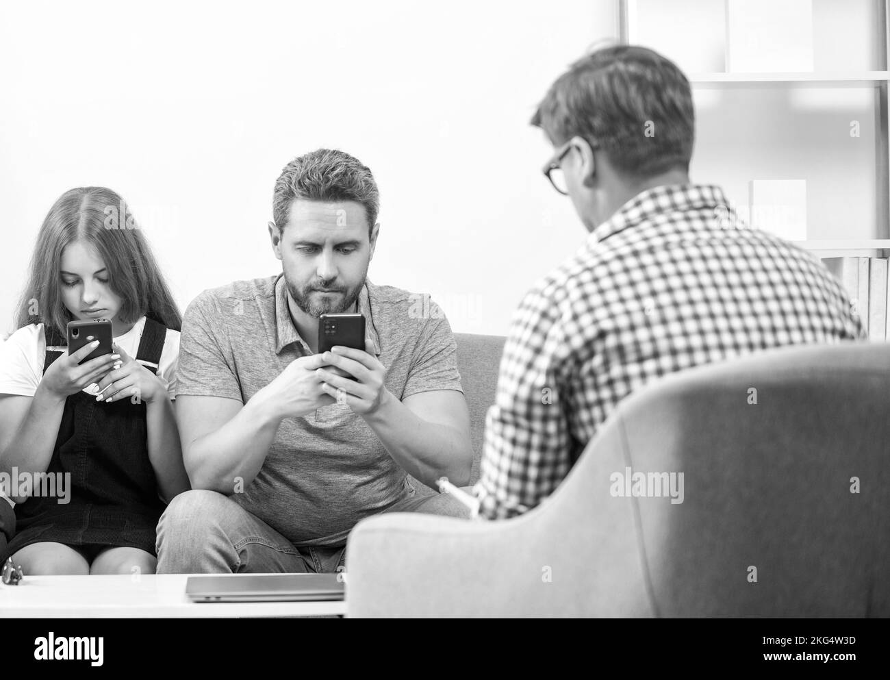assicurazione sulla vita e adozione. incontro genitore-insegnante. padre e bambino alla sessione psicologa. Foto Stock