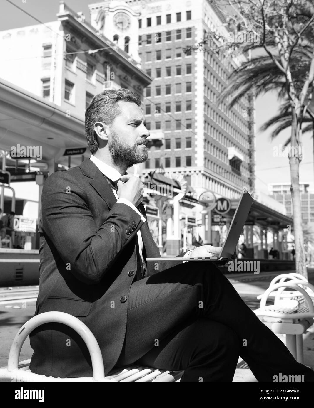 uomo d'affari maturo che lavora in linea. successo di affari. uomo di programmatore usa il pc. Foto Stock