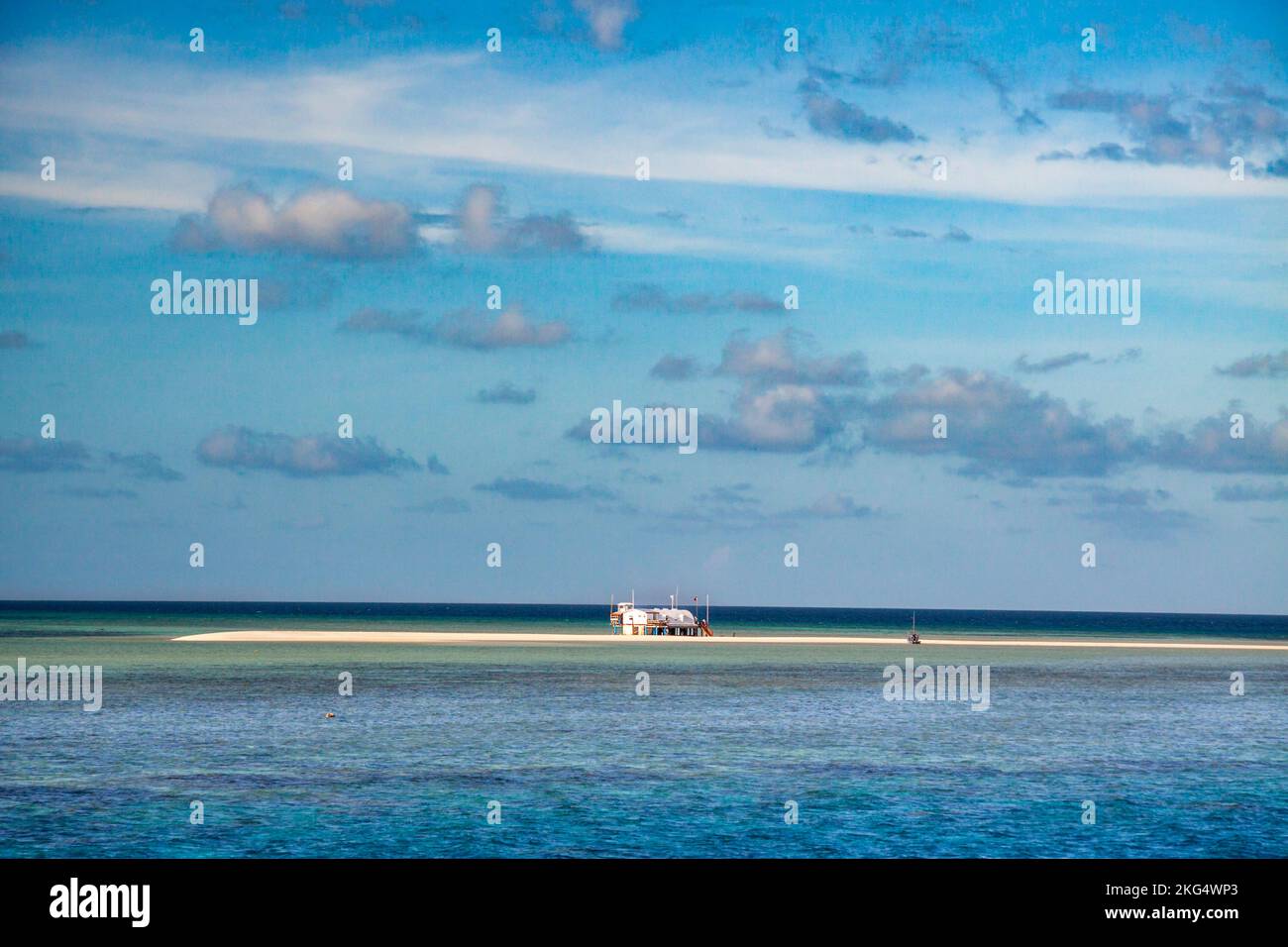 La stazione di ranger isolata per i Rangers del Parco sull'Atollo del Nord, il Parco Marino Nazionale di Tubataha Reef, la Provincia di Palawan, il Mare di Sulu, l'Oceano Pacifico, Phili Foto Stock