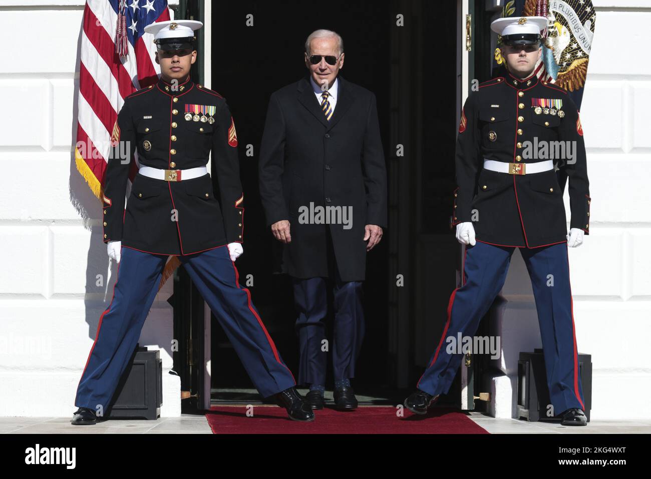 Washington, Stati Uniti. 21st Nov 2022. Il presidente Joe Biden arriva a perdonare i tacchini nazionali del Ringraziamento il lunedì 21 novembre 2022, sul prato sud della Casa Bianca a Washington, DC. I due tacchini provengono dal North Carolina e i loro nomi sono 'Chocolate' (nella foto) e 'chip'. Foto di Oliver Contreras/UPI Credit: UPI/Alamy Live News Foto Stock