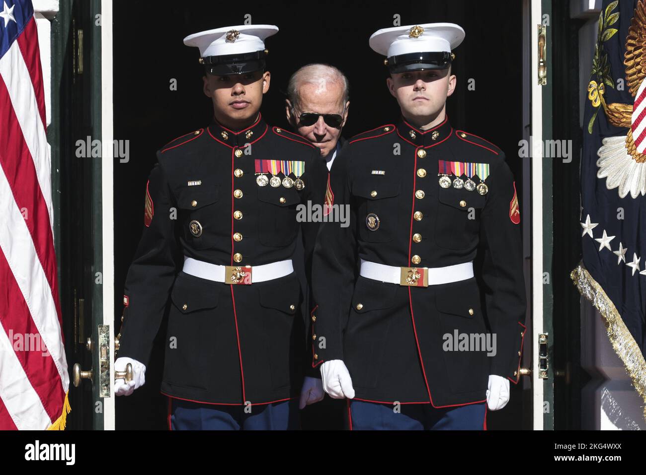 Washington, Stati Uniti. 21st Nov 2022. Il presidente Joe Biden arriva a perdonare i tacchini nazionali del Ringraziamento il lunedì 21 novembre 2022, sul prato sud della Casa Bianca a Washington, DC. I due tacchini provengono dal North Carolina e i loro nomi sono 'Chocolate' (nella foto) e 'chip'. Foto di Oliver Contreras/UPI Credit: UPI/Alamy Live News Foto Stock